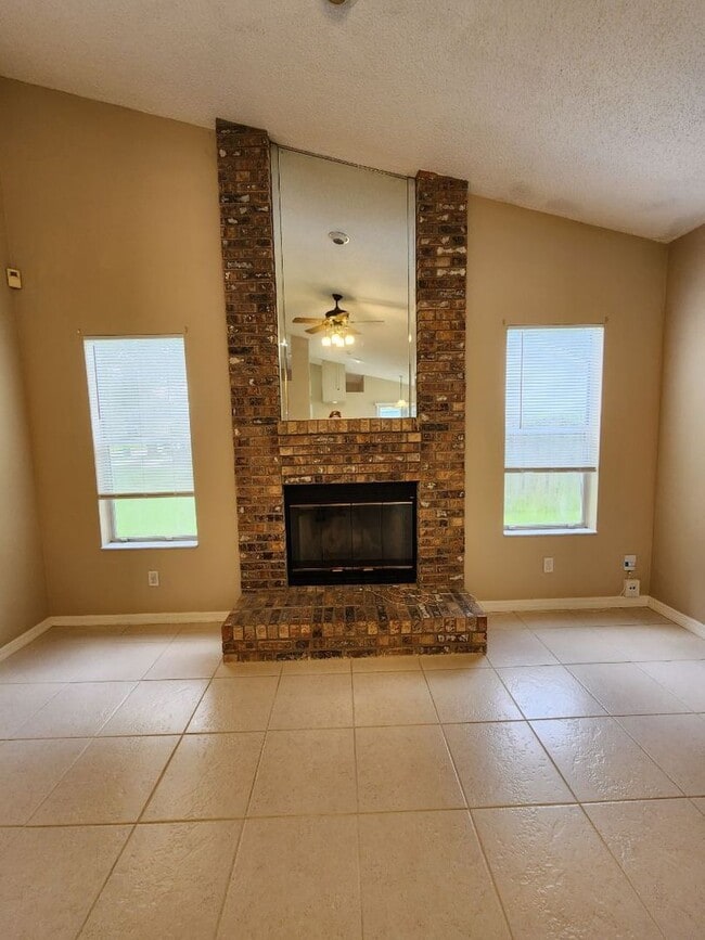 Building Photo - Lovely 3 bedroom home spacious floorplan