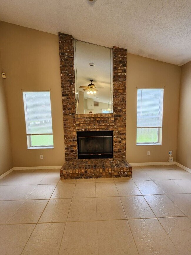 Foto del edificio - Lovely 3 bedroom home spacious floorplan