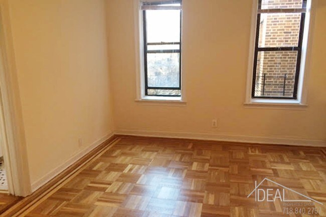 Foto del edificio - 7430 Ridge Blvd
