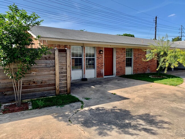 Foto del edificio - Remodeled & Stunning 2/1 Duplex in South A...
