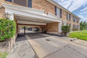 Building Photo - 2101 Fountain View Dr