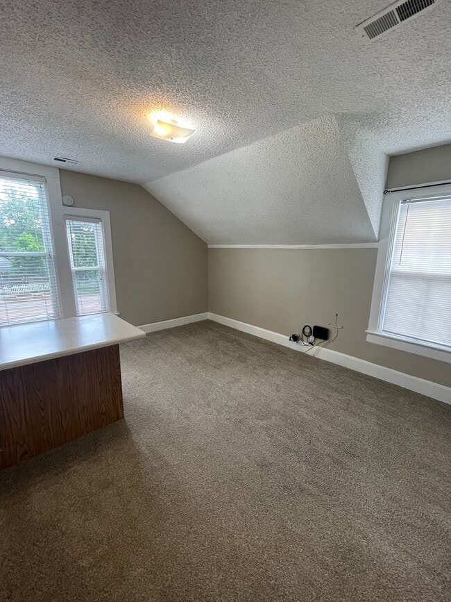 Building Photo - 818 N Corona St