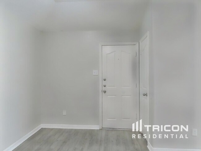 Foto del edificio - 24307 Hard Wood Dr