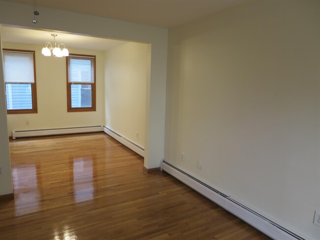 Building Photo - 26 Thorndike St