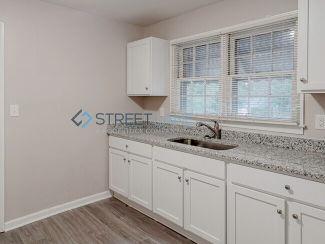 Foto del edificio - NOW OFFERING $250 OFF THE FIRST FULL MONTH...