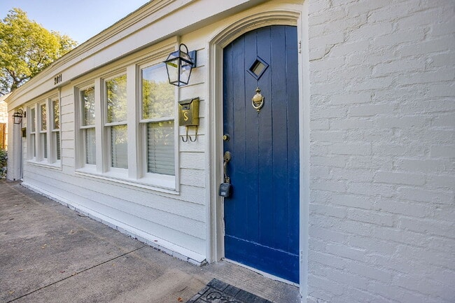 Building Photo - Adorable 1-Bedroom Duplex located near dow...