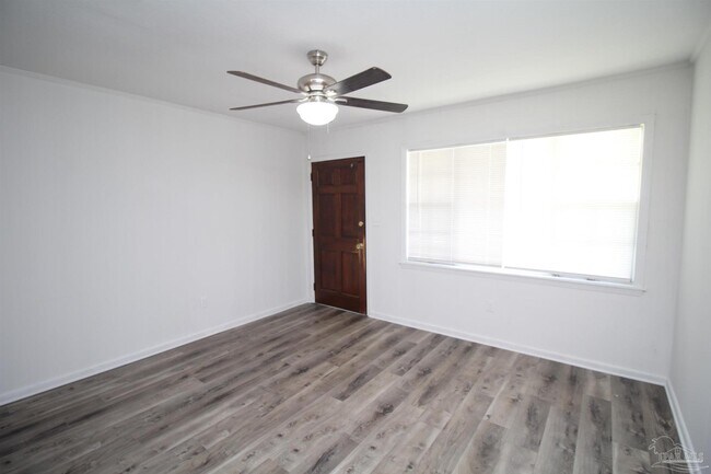 Foto del edificio - 404 Ladybird Ln