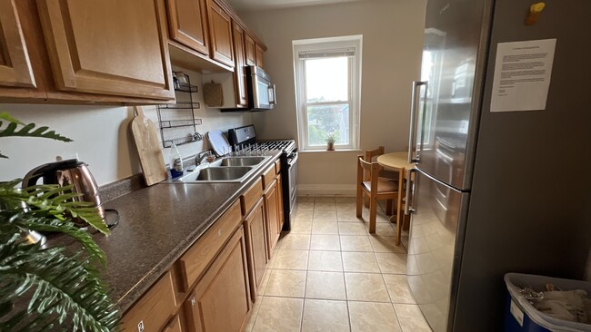 Building Photo - 76 Providence St