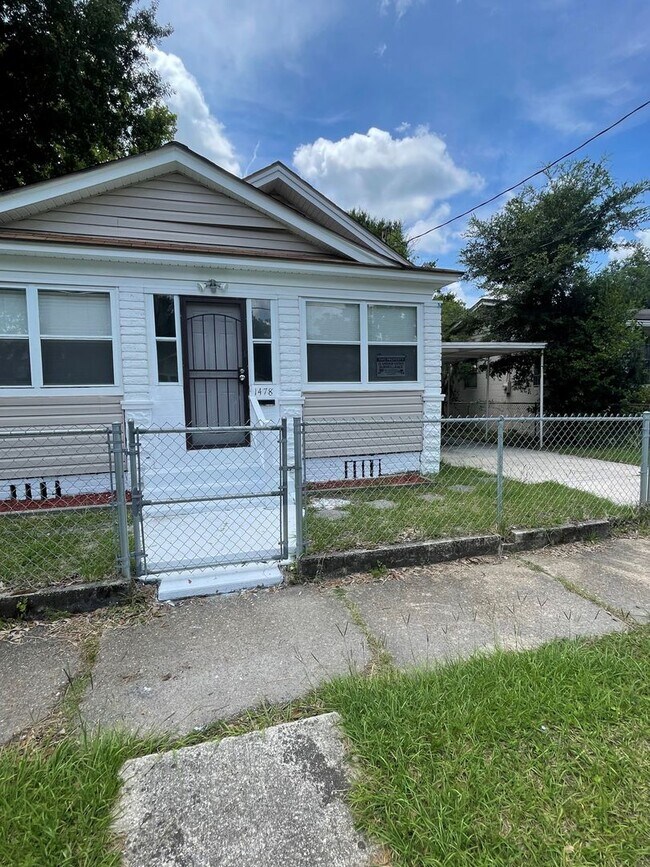 Building Photo - Budget Friendly! 3 bed 2 bath