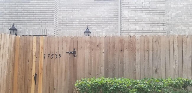 Foto del edificio - 17539 Red Oak Dr