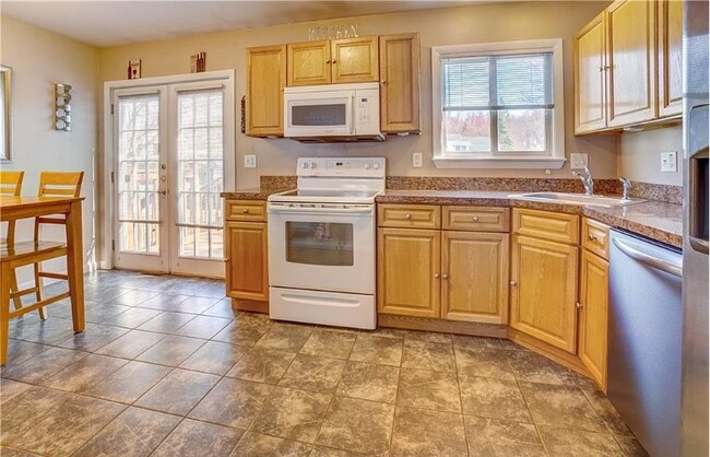 Foto del edificio - 99 Putney Dr