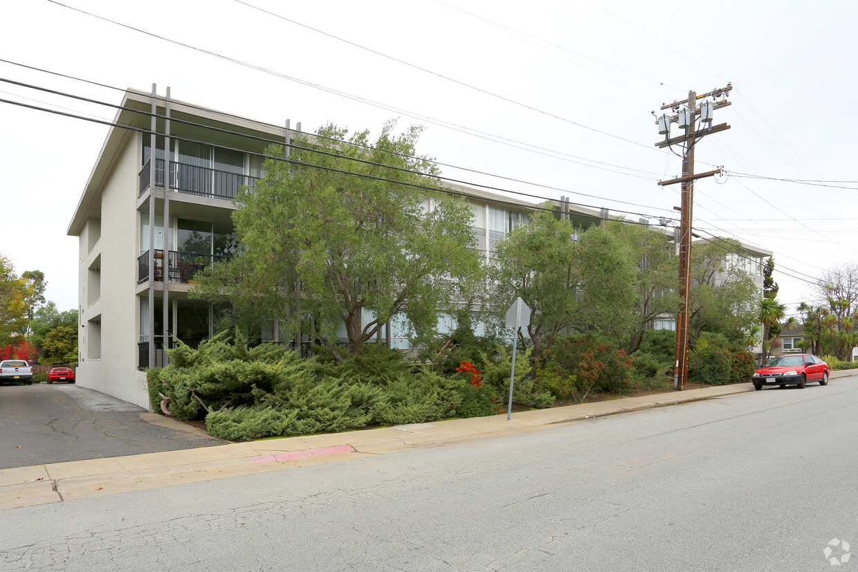 Building Photo - Flores Manor Apartments