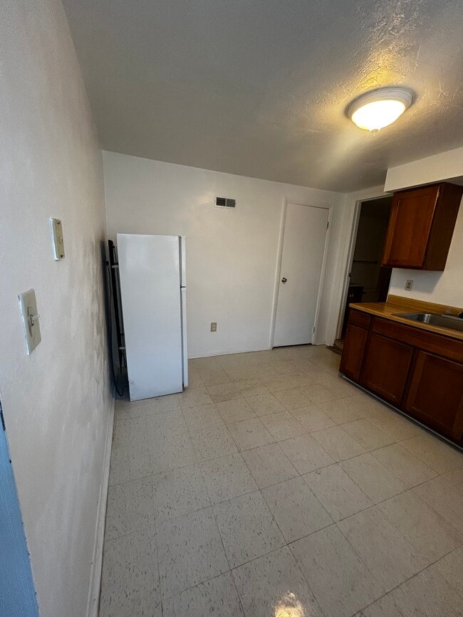 Building Photo - 106 Lynnwood Ave
