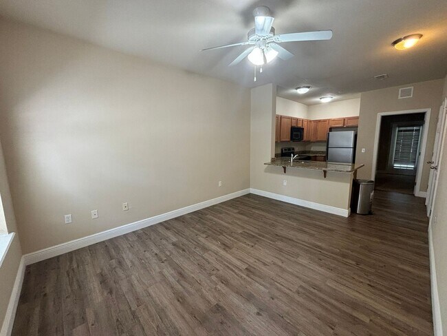Building Photo - Chase Hollow #95 - Pet Friendly!
