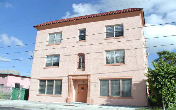 Building Photo - Villa Pina