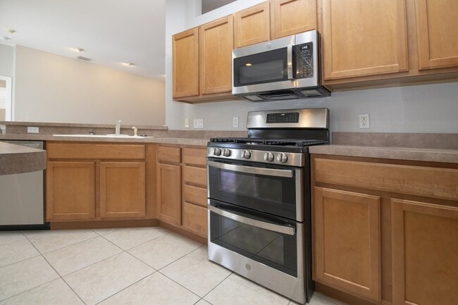 Foto del edificio - 4 bedroom 3 Bath Pool home in Lakewood Ran...