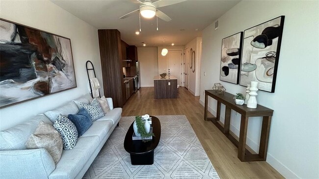 Foto del edificio - 1701 Simond Ave Ave