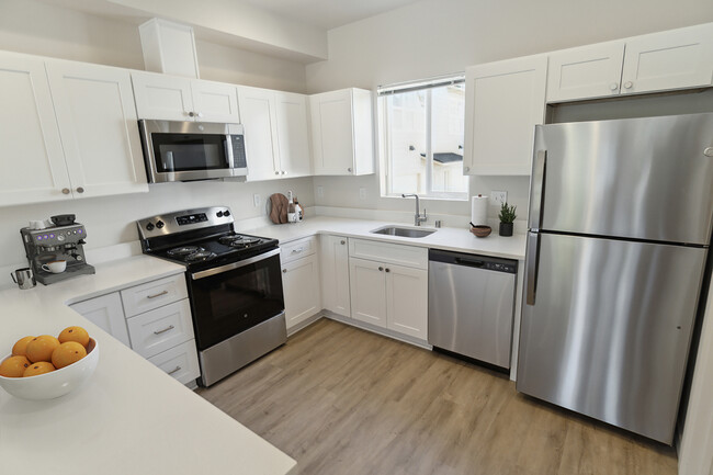 Building Photo - Come tour Riverstone Townhomes!!