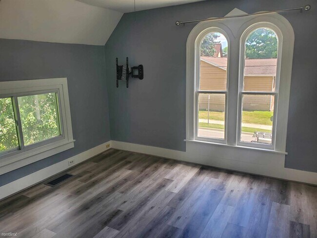 Foto del edificio - 2 br, 1 bath Duplex - 217 Mason St  upstai...