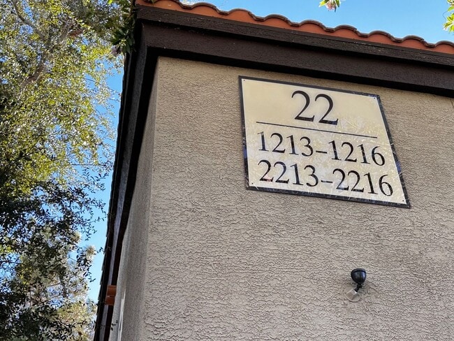 Building Photo - Fully Furnished 2 Bedroom 1 Story Condo