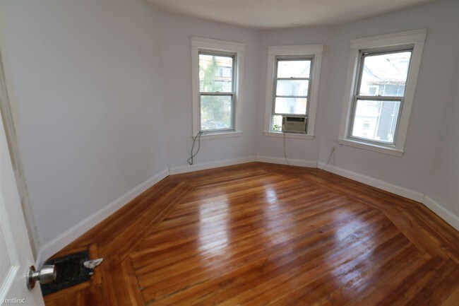 Building Photo - 4 br, 1 bath Apartment - 45 Wolcott St