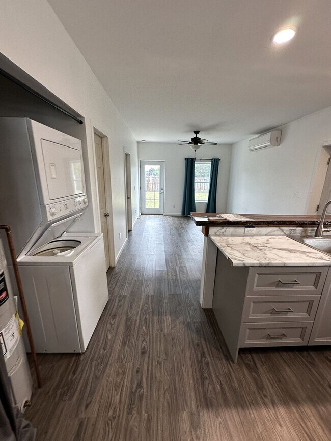 Foto del edificio - Price Reduced! Don't miss out! Quiet Moder...