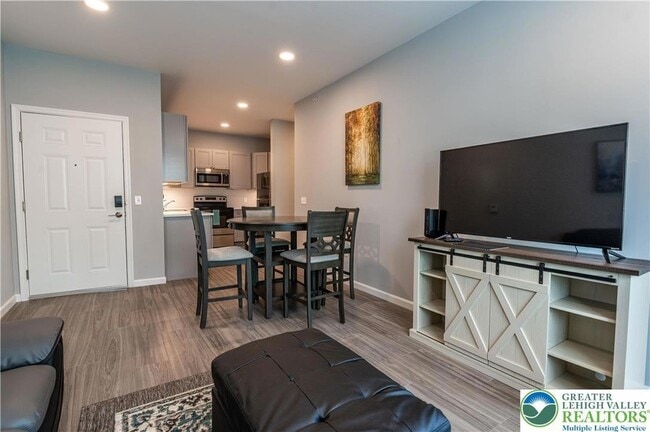 Building Photo - 948 N Front St