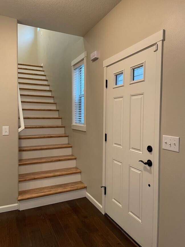 Building Photo - Spacious 3 Bedroom Home with Fenced Yard, Patio, and 2-Car Garage Near Mill Plain.