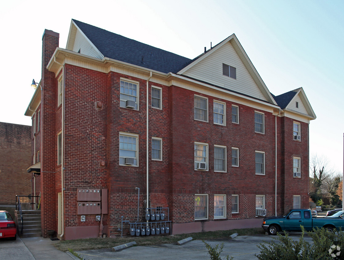 Building Photo - Colonial Apartments