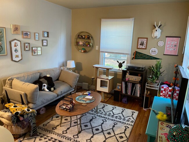 Foto del edificio - Cozy 1BR Normaltown Home