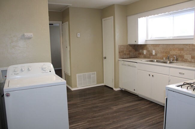 Building Photo - Cute 1 bed! Great location!