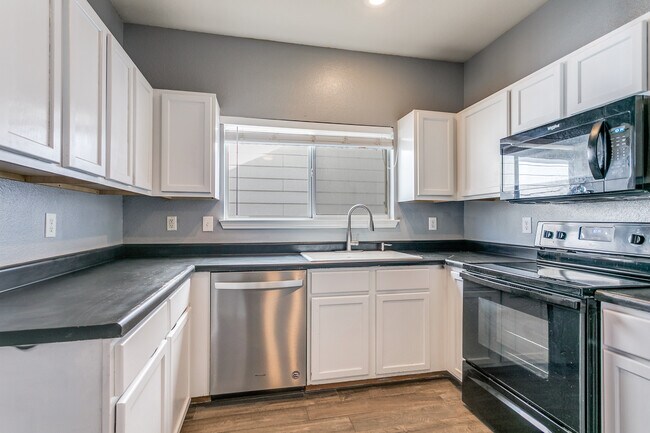 Foto del edificio - 7711 Crown Gate Dr