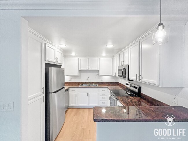 Foto del edificio - Beautiful 1BD/1BA w/ Reserved Parking and Laundry On-Site in Pacific Beach!