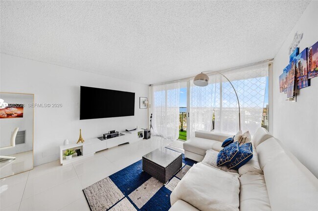 Foto del edificio - 7601 E Treasure Dr