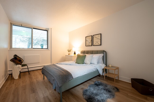 Building Photo - 10200 de Bois-de-Boulogne