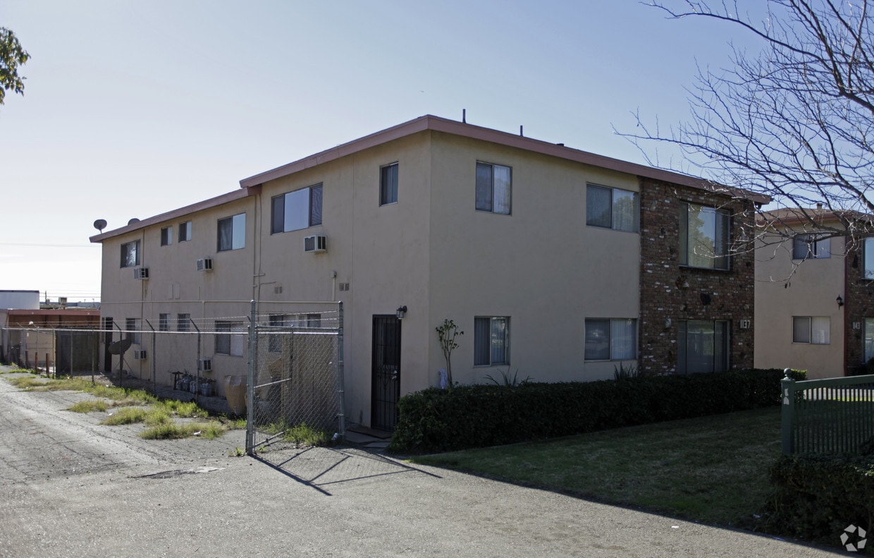 Primary Photo - 1137 W Stoneridge Ct
