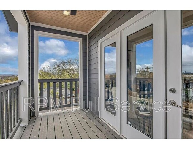 Building Photo - 2137 Buena Vista