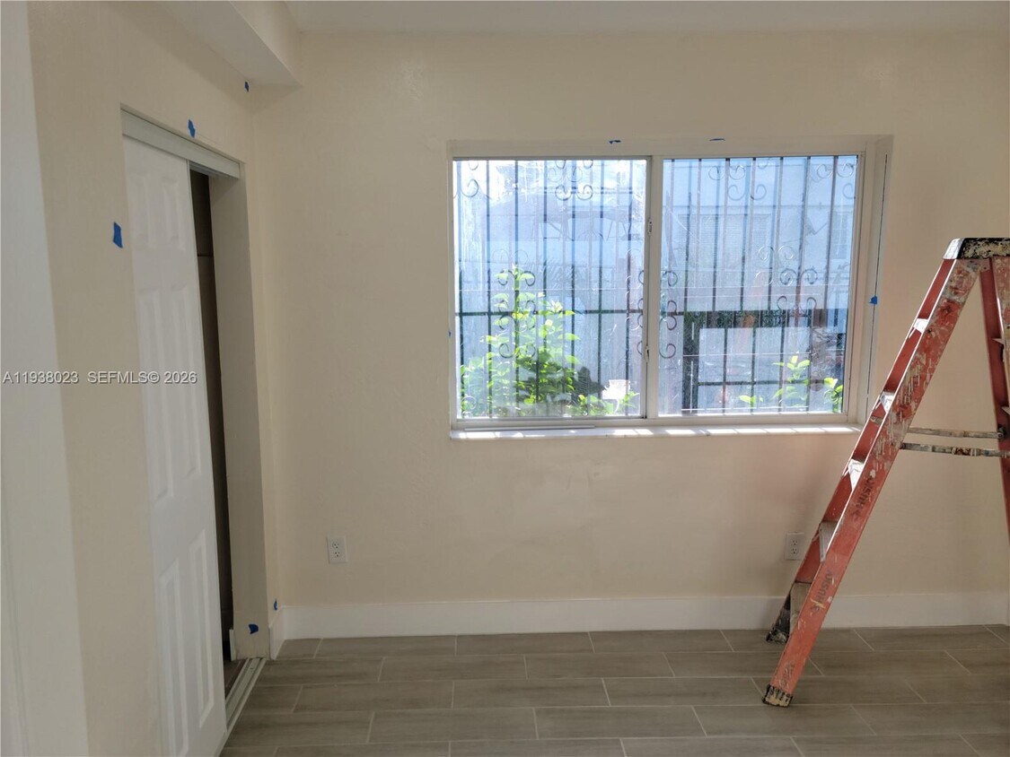 Building Photo - 121 NE 82nd Terrace