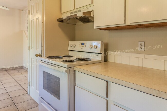 Building Photo - Large 3-Bedroom Split Level!