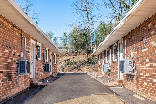 Building Photo - 5009 Oxford St