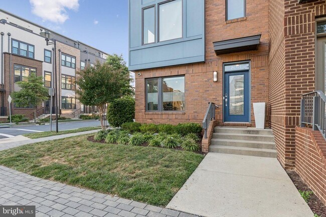 Foto del edificio - Perfectly located just steps from the Red Line Metro, this EYA-built Davis Model townhome at West...