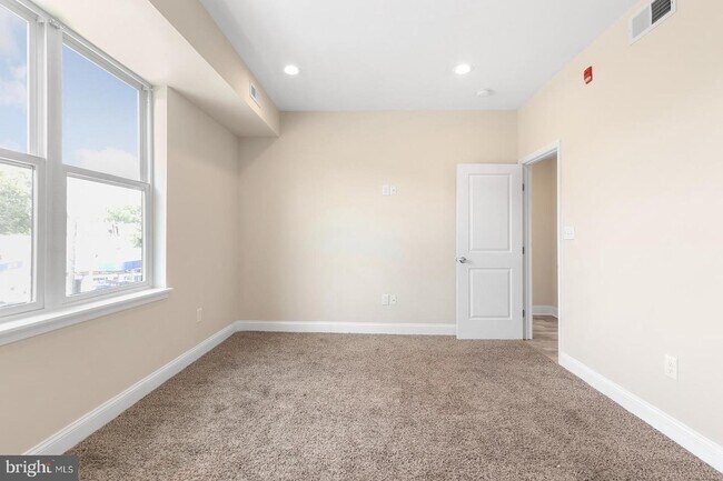 Building Photo - 2331 N 33rd St