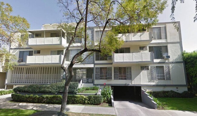 Building Photo - 916 N Sierra Bonita Ave