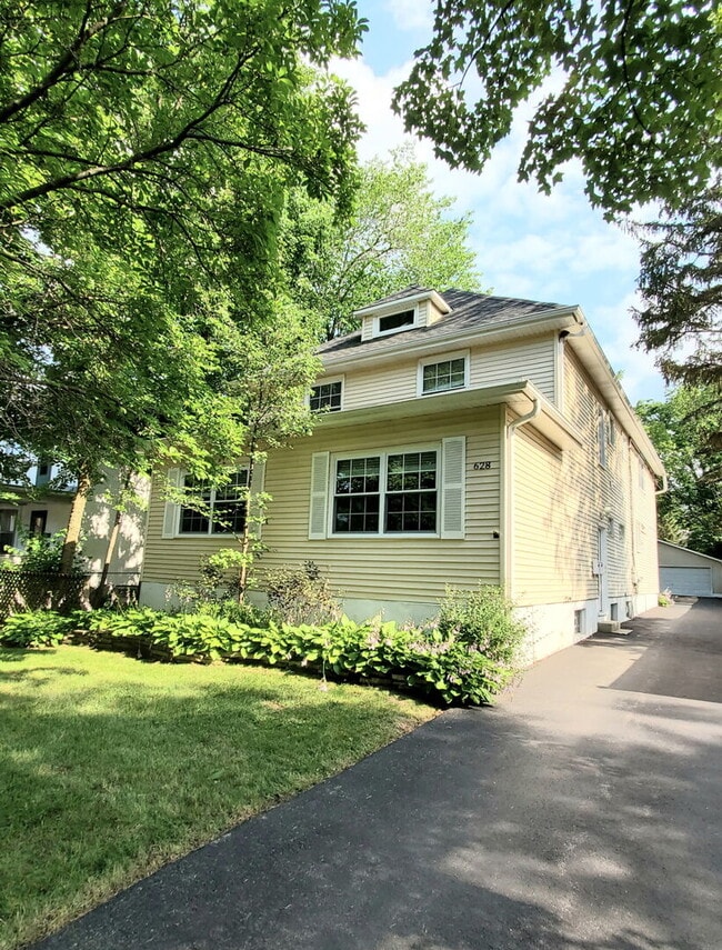 Building Photo - 628 Onwentsia Ave