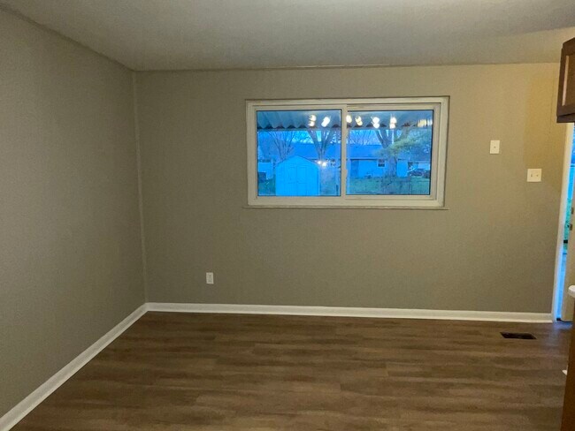 Building Photo - 221 Tulip Dr