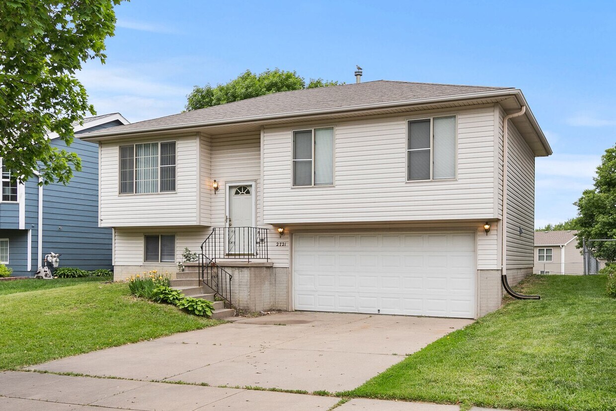 Primary Photo - Nice Split Entry Home
