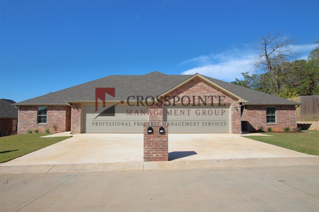 Foto del edificio - Beautiful 3 Bedroom 2 Bathroom Townhouse in South Tyler! 1/2 OFF FIRST FULL MONTHS RENT!