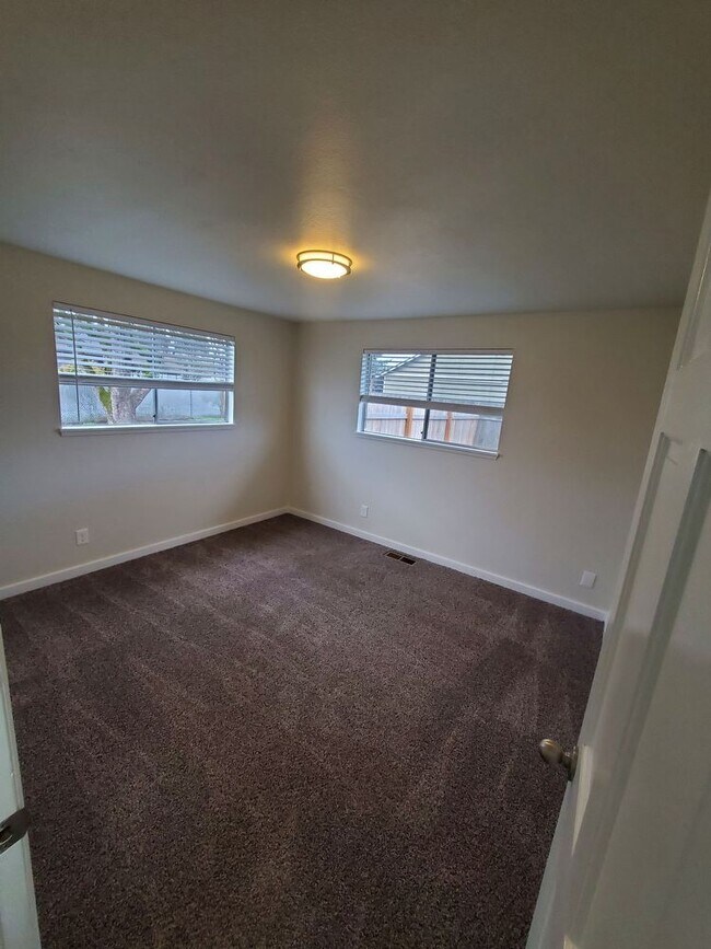 Building Photo - 1575 Hoffman Rd NE