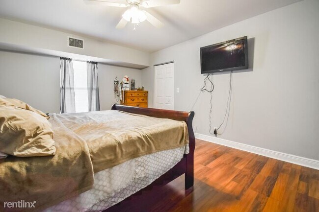 Building Photo - 4 br, 3 bath House - 242 North Ware Dr.