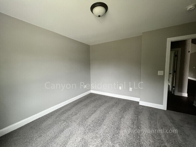 Building Photo - Beautiful 3b Room!Move in ready!